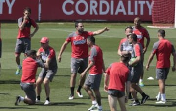 Los jugadores del Sevilla han entrenado antes de partir para Madrid donde disputarán este domingo la final de la Copa del Rey en el Vicente Calderón (21.30 h.) frente al Barcelona.