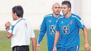 <b>LA VIDA SIGUE. </b>Los entrenamientos siguen a pesar de la polémica; esta imagen corresponde a ayer tarde: Luis, con Iván y Abando.