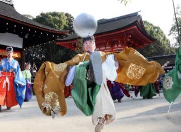 Vestidos con trajes tradicionales japoneses juegan al 'kemari'. Un antiguo juego en el que sólo se puede utilizar la pierna derecha.