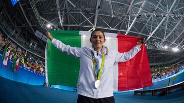 María del Rosario Espinoza con su medalla olímpica en Río 2016