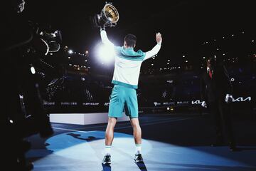 El tenista serbio Novak Djokovic levanta su 18º Grand Slam y su 9 Open de Australia al imponerse al ruso Daniil Medvédev en tres sets (7-5, 6-2 y 6-2) en la final del Gran Slam.