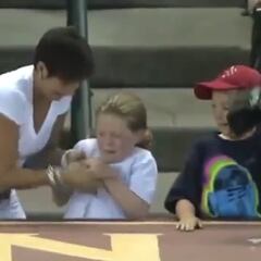 ¡Se busca! Le quita la pelota a la niña y festeja sin vergüenza