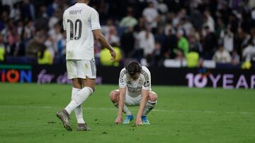 MADRID, 07/04/2026.- Los jugadores del Real Madrid Kylian Mbappé (i) y Álvaro Carreras al finalizar el encuentro correspondiente a la ida de los cuartos de final de la Liga de Campeones que disputaron este martes Real Madrid y Bayern Munich en el estadio Santiago Bernabéu, en Madrid. EFE/Juanjo Martín.