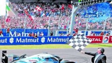 <b>BANDERAZO HISTÓRICO. </b>El Peugeot de Marc Gené cruza la meta como el mejor de esta carrera.