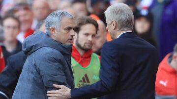 Mourinho da la mano a Wenger.