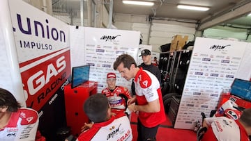 Terol conversando en el box con Guevara y su técnico.