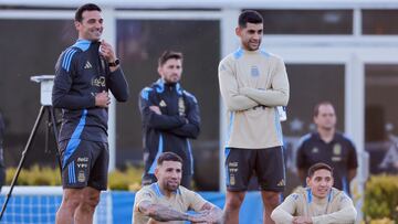 AME6550. EZEIZA (ARGENTINA), 12/11/2024.- Desde la izquierda, el seleccionador Lionel Scaloni, Nicolás Otamendi, Cristian Romero, y Nahuel Molina de la selección de Argentina asisten a un entrenamiento, previo al partido contra Paraguay por la fecha 11 de las Eliminatorias Sudamericanas al Mundial de 2026 este martes, en el Predio Lionel Andrés Messi, en Ezeiza (Argentina). EFE/ Juan Ignacio Roncoroni