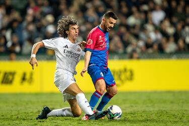 Amavisca intenta robarle un balón a David Villa.