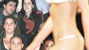 <b>EN LA PASARELA. </b>Ronaldo estuvo ayer en Sao Paulo viendo desfilar con biquinis para el verano de 2005 a la que dicen que es ahora su novia, la modelo Daniela Cicarelli. El delantero, al que se le nota una figura más esbelta, fue el centro de atención de todos los presentes.