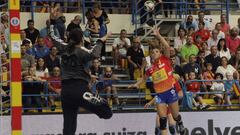 GRA597. MELILLA, 27/09/2017.- La jugadora de Espa&ntilde;a frente a la de Turqu&iacute;a durante el primer partido clasificatorio para el Europeo femenino de balonmano de Francia 2018 que disputan en el pabell&oacute;n Javier Imbroda de Melilla. EFE/F.G.Guerrero