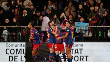 CASTELLÓN DE LA PLANA, 21/01/2026.- La jugadora del FC Barcelona Ona Batlle (2d) celebra con sus compañeras el 1-1 conseguido ante el Athletic Club, durante el partido de semifinales de la Supercopa de España de fútbol disputado este miércoles en el estadio Castalia, en Castellón de la Plana. EFE/Manuel Bruque