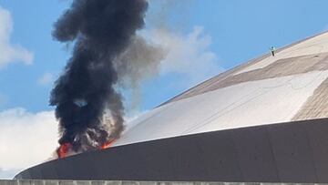 Servicios de emergencia llegan al Superdome para combatir el incendio en el techo del estadio