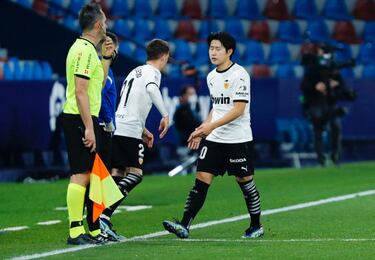 Lee apenas mir車 a Vallejo tras el cambio.