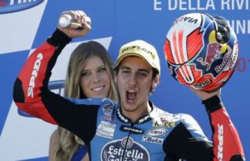 Alex Rins celebra su victoria en la carrera de Moto3 en el podio de Misano