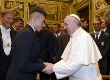 El Papa da la bienvenida a Francis Stephan El Shaarawy de Italia durante una audiencia privada en el Vaticano