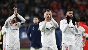 Los jugadores del Sevilla dan las gracias a sus aficionados.