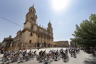 La Vuelta de las Catedrales, como se denomina a la edición de 2021 por su inicio en Burgos, pasos intermedios y final en Santiago de Compostela, arrancó en una de sus etapas junto a la de Jaén, la Asunción, de estilo renacentista, barroco y neoclásico.