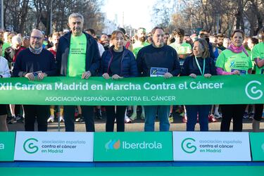 El delegado del Área de Políticas Sociales, Familia e Igualdad del Ayuntamiento de Madrid, José Fernández, el presidente de la AECC en Madrid, Jaime Salaverri, y la directora general de Humanización, Atención y Seguridad del paciente de la Comunidad de Madrid, Celia García, durante la XII Carrera Madrid en Marcha contra el Cáncer 2025.