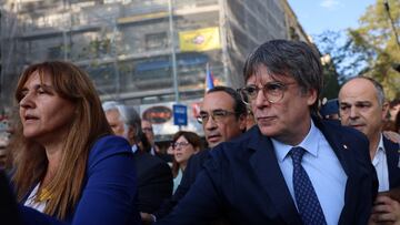 People gather around Catalan separatist leader Carles Puigdemont as he returns to Spain from seven years of self-imposed exile despite a pending warrant for his arrest, during a welcoming event organised by his party, Junts per Catalunya, in Barcelona, Spain, August 8, 2024. REUTERS/Nacho Doce