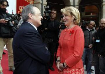 Florentino Pérez, presidente del Real Madrid conversa con Esperanza Aguirre, presidenta del PP madrileño.