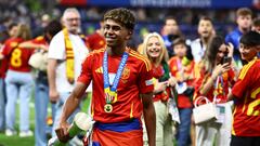 Berlin (Germany), 14/07/2024.- Lamine Yamal of Spain celebrates with the best young player trophy after winning the UEFA EURO 2024 final soccer match between Spain and England, in Berlin, Germany, 14 July 2024. (Alemania, España) EFE/EPA/FILIP SINGER
