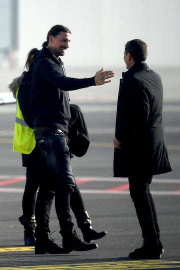 Zlatan Ibrahimovic es recibido en la pista por Zvonimir Boban jefe de fútbol del Milan.