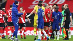 Chelsea&#039;s German head coach Thomas Tuchel (L) congratulates Chelsea&#039;s English midfielder Mason Mount (C) on the pitch after the English Premier League football match between Southampton and Chelsea at St Mary&#039;s Stadium in Southampton, south
