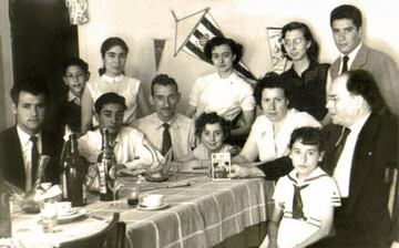 Tin Bosch, junto a su familia en el mítico Chalet de Sarrià.