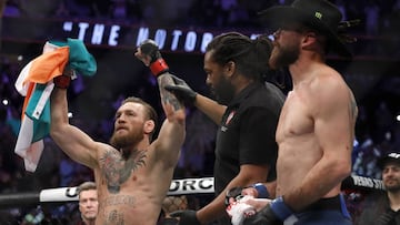 Conor McGregor celebra su victoria sobre Donald Cerrone.