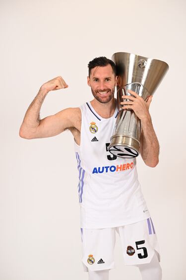Rudy Fernández, posando con el trofeo de la Euroliga.