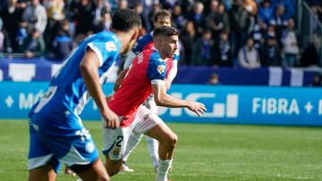 VITORIA, 22/02/2025.- Roberto Fernández, del Espanyol, en acción durante el partido de LaLiga que ha enfrentado a su equipo contra el Alavés este sábado en Vitoria. EFE/L. Rico