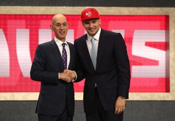 Es elegido en el número 3 del 'draft' de la NBA por Atlanta Hawks.