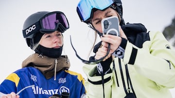 Dos riders miran el teléfono en Ordino Arcalís, Andorra, durante el Allianz FIS Freeride World Championships 2026