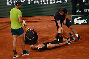 Zverev se torció el tobillo derecho y cayó sobre la arcilla, entre gritos de dolor, al intentar devolver un tiro de drive. Salió en silla de ruedas de la pista para ser atendido y volvió en muletas, con el pie inflamado, para decirle al juez de silla que 