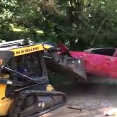 Un padre destroza el coche de su hija para castigarla