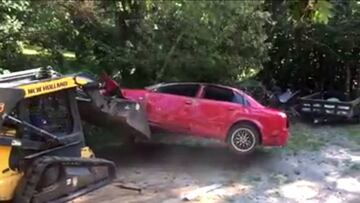 Un padre destroza el coche de su hija para castigarla