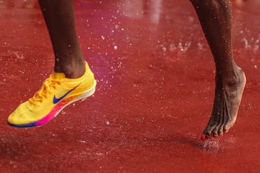Daisy Jepkemei, del equipo kazajo, compite tras perder una zapatilla de clavos durante las eliminatorias de los 3000 metros obstáculos femeninos, durante el tercer día del Campeonato Mundial de Atletismo Tokio 2025.