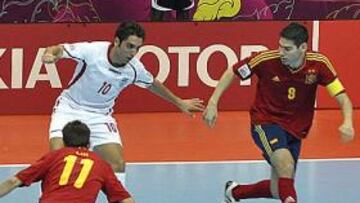 <b>CON PROBLEMAS. </b>El iraní Taheri conduce el balón ante Kike y Lin.