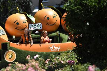 Mujeres subidas en una carroza promocionando zumo de naranja, en el desfile publicitario de la carrera antes de la tercera etapa.