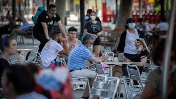 Varias personas disfrutan en la terraza de un bar durante el segundo día de la reapertura al público de las terrazas al aire libre de los establecimientos de hostelería y restauración limitándose al 50% de las mesas y garantizándose una distancia de 2 met