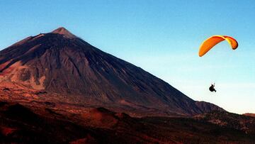 DEPORTE AVENTURA 01 TENERIFE, 09.01.01.- Un joven practica el parapente en el Teide, a 2.200 metros de altitud sobre el nivel del mar, dado el buen tiempo que se registra en las Islas Canarias que permite la practica de numerosos deportes al aire libre. Cristóbal García/EFE
