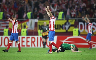 En 2012 el Ahletic alcanzó las finales de Europa League, primera final continental desde 1977, y de Copa del Rey.
Tristemente para el Athletic perdió ambas por el mismo resultado 3-0. En la imagen, Muniain se derrumba tras perder contra el Atlético de Madrid en Bucarest. En Copa perdieron contra el Barcelona. Club contra el que Muniain perdió 4 finales del torneo del ko.