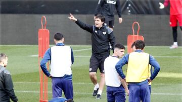 Iraola, dando instrucciones en un entrenamiento.