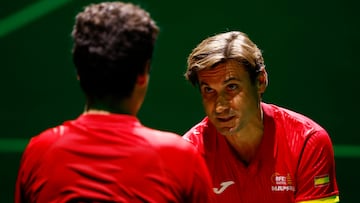Tennis - Davis Cup - Final 8 - Final - Italy v Spain - SuperTennis Arena, Bologna, Italy - November 23, 2025 Spain captain David Ferrer gives instructions to Jaume Munar during his singles match against Italy's Flavio Cobolli REUTERS/Alessandro Garofalo