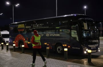 El bus que transportó a la Selección a la sede de concentración. "Aquí van 1 sueño, 3 colores y 50 millones de corazones", se lee en la parte superior.