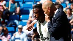 Zidane charla con Vinicius en un partido de Liga.