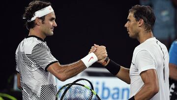 Roger Federer y Rafa Nadal se saludan tras la final del Open de Australia de 2017, en la que el suizo logr&oacute; su 18&ordm; t&iacute;tulo de Grand Slam.