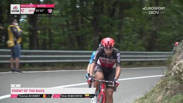 El ciclista belga del Lotto-Soudal Thomas de Gendt rueda por delante de Einer Rubio durante la subida a Valico di Montescuro en la quinta etapa del Giro de Italia 2020 con final en Camigliatello Silano.