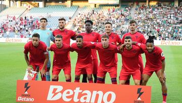 Once del Sevilla ante el Sporting en pretemporada, con la camiseta sin patrocinador.