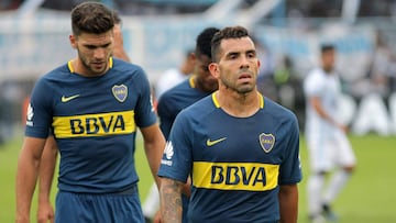 Carlos Tevez (R) of Boca Juniors leaves the field after drawing 1-1 with Atletico Tucuman in a Superliga football match at the Jose Fierro stadium in Tucuman, northern Argentina, on March 18, 2018. / AFP PHOTO / Walter Monteros